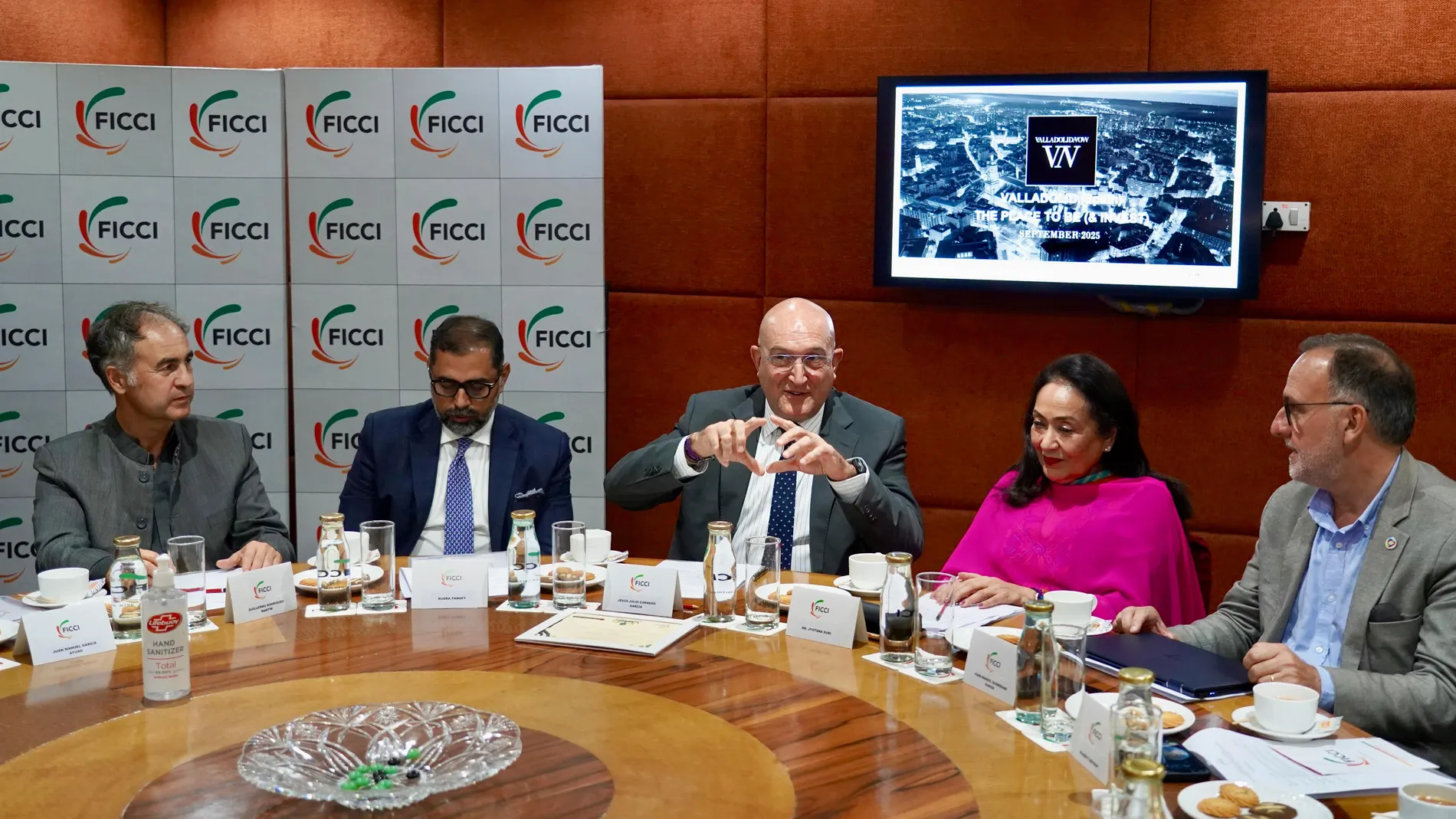 El alcalde de Valladolid, Jesús Julio Carnero, se reúne con la presidenta de FICCI