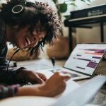 Qué significa escuchar música mientras trabajas, según la neurociencia