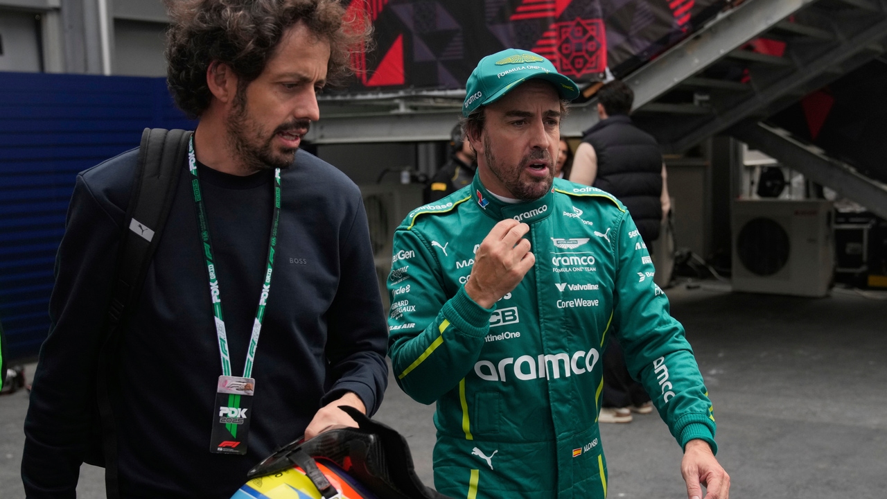 Fernando Alonso recibe una instrucción en plena carrera y su grito es intraducible