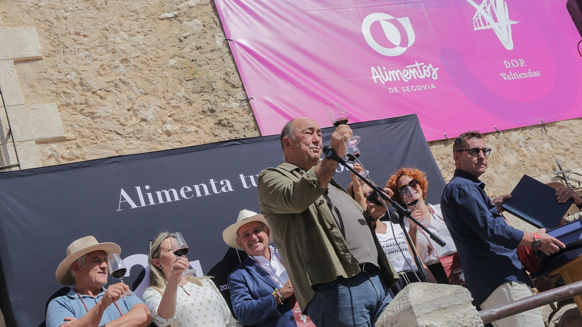 El presidente de la Diputación de Segovia, Miguel Ángel de Vicente, brinda en la XVII Fiesta de la Vendimia