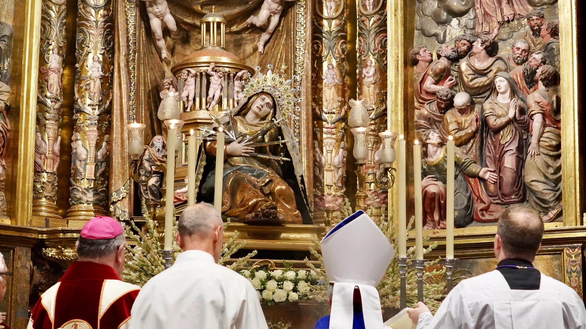 El presidente de la Conferencia Episcopal Española y arzobispo de Valladolid, Luis Argüello, preside en Astorga la ceremonia de coronación canónica de la imagen de Nuestra Señora de los Dolores