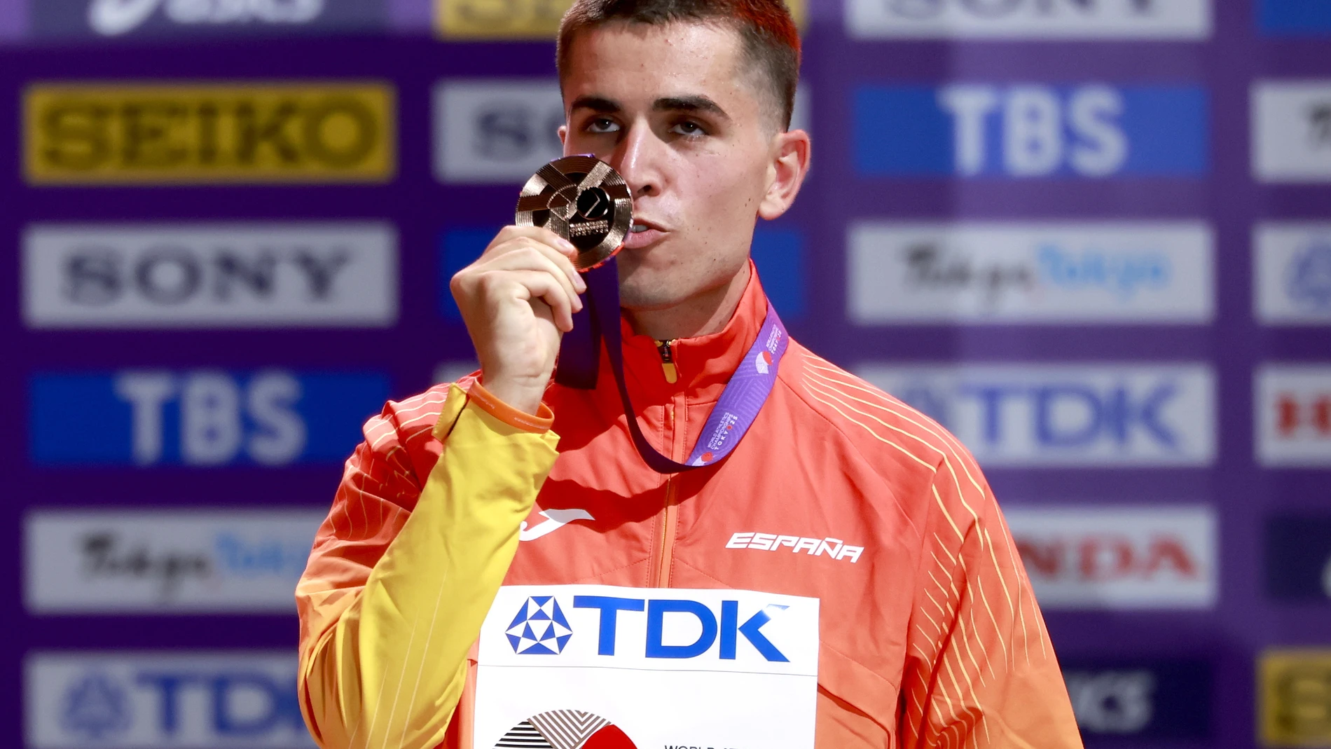 TOKYO (Japan), 20/09/2025.- Bronze medalist Paul McGrath of Spain during the medal ceremony for the Men's 20km Race Walk at the World Athletics Championships 2025 in Tokyo, Japan, 20 September 2025. (Mundial de Atletismo, marcha, Japón, España, Tokio) EFE/EPA/MAST IRHAM