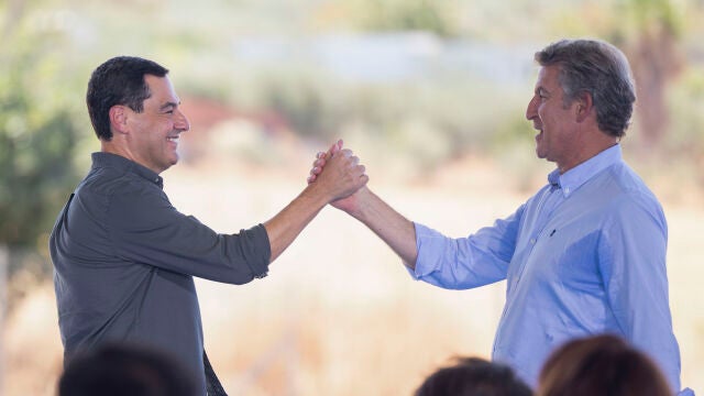 El presidente del PP, Alberto N&uacute;&ntilde;ez Feij&oacute;o, y el presidente de la Junta de Andaluc&iacute;a, el malague&ntilde;o Juanma Moreno, el 12 de septiembre en el arranque del curso pol&iacute;tico en Alhaur&iacute;n el Grande (M&aacute;laga)
