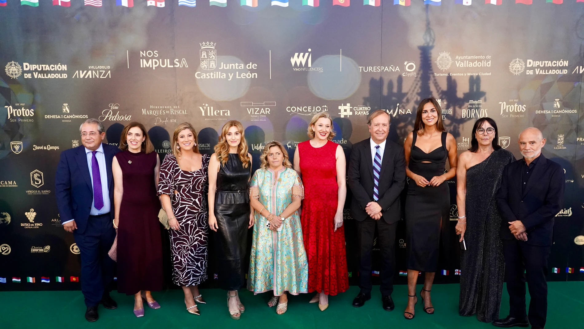 La vicepresidenta de la Junta y consejera de Familia e Igualdad de Oportunidades, Isabel Blanco, clausura, junto al resto de autoridades, la II Gala VinoInfluencers World Awards