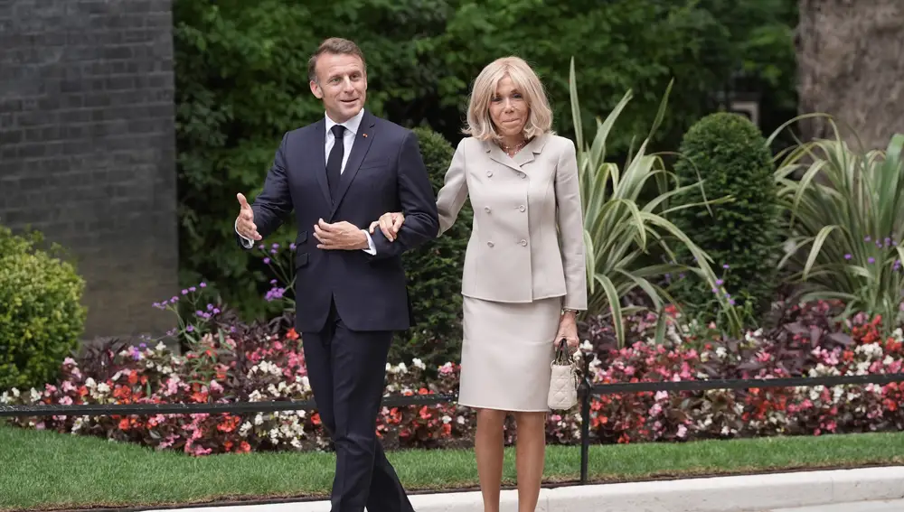 French President Emmanuel Macron and his wife Brigitte Macron arrive at 10 Downing Street.
