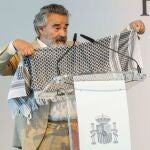 Eduard Fernández recogiendo el Premio Nacional de Cinematografía 