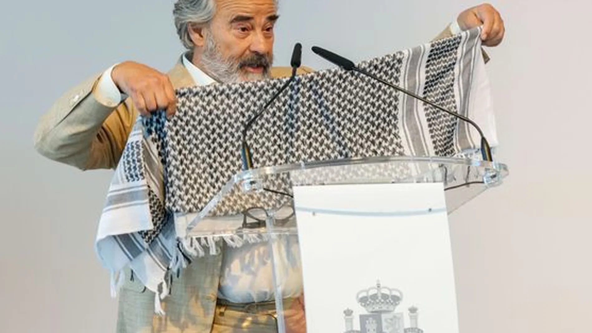 Eduard Fernández recogiendo el Premio Nacional de Cinematografía