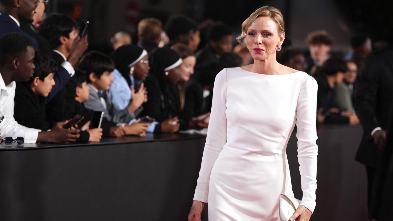 Charlène de Mónaco firma un debut elegante en la gala del Balón de Oro 2025 con un vestido blanco de alta costura
