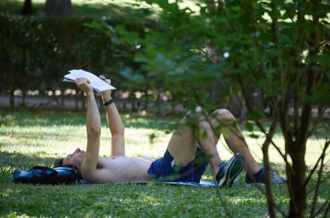 imagen de un hombre tumbado mientras que lee