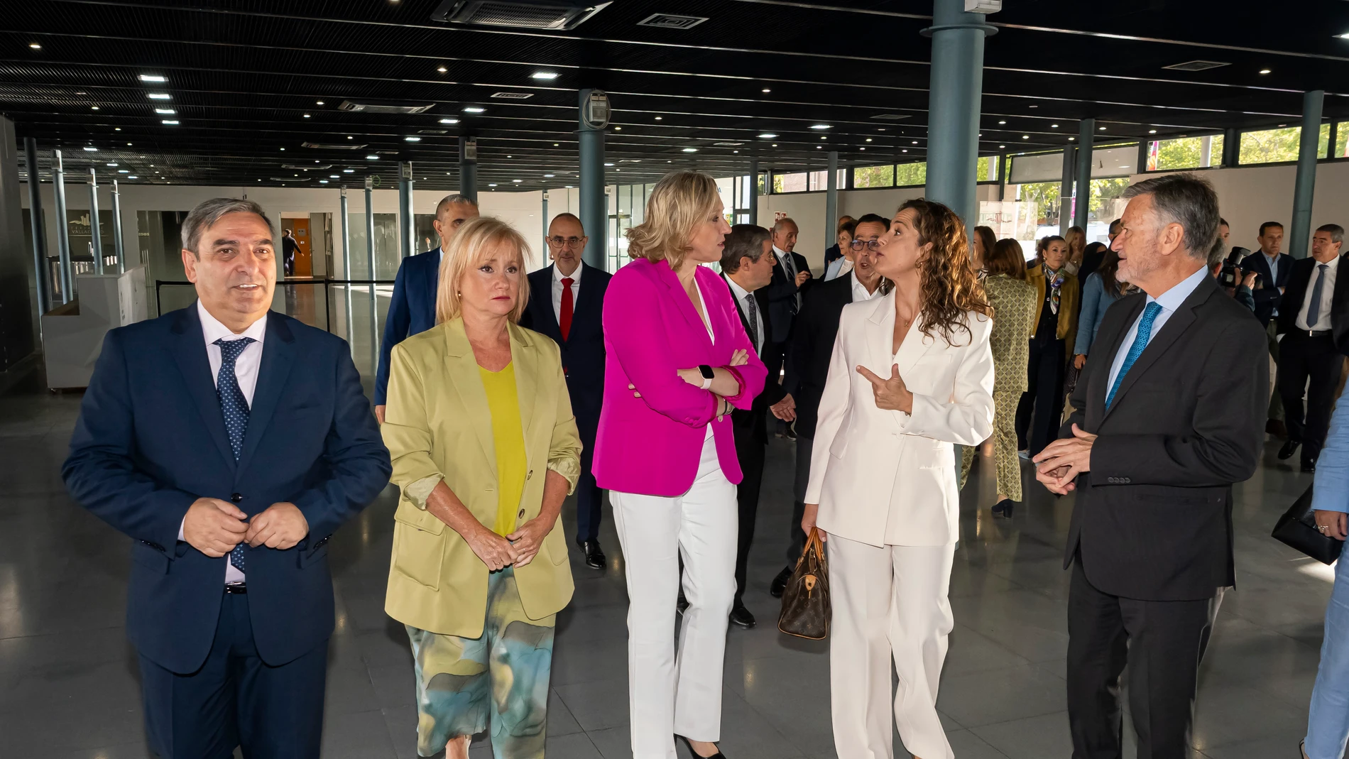 La vicepresidenta, Isabel Blanco, conversa con Adriana Ulibarri, antes de inaugurar el Congreso, en presencia de los consejeros Leticia García y José Luis Sanz Merino; y del secretario autonómico del PPCyL, Francisco Vázquez