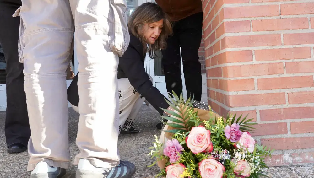 La rectora de la ULE, Nuria González, deposita unas flores en la fachada de la Universidad