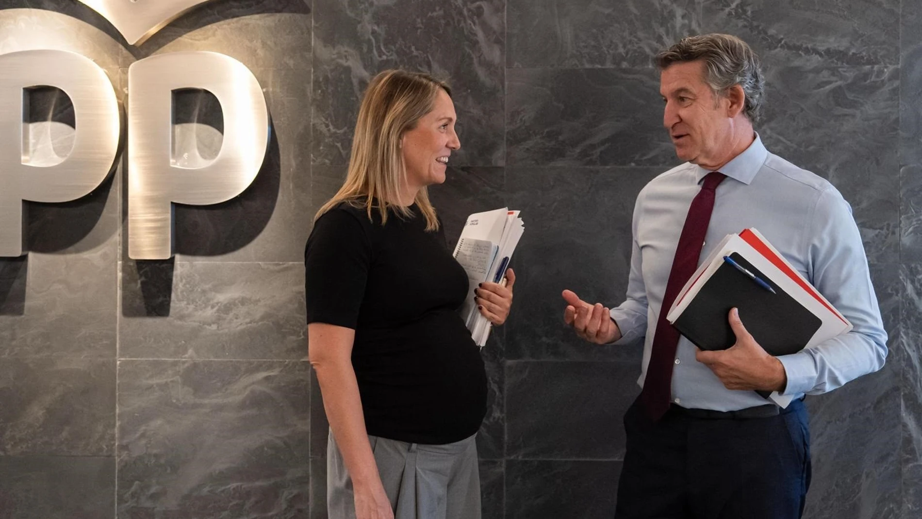 El líder del PP, Alberto Núñez Feijóo, junto a la vicesecretaria de Coordinación Sectorial del PP, Alma Ezcurra. REMITIDA / HANDOUT por DIEGO PUERTA-PP Fotografía remitida a medios de comunicación exclusivamente para ilustrar la noticia a la que hace referencia la imagen, y citando la procedencia de la imagen en la firma 22/09/2025