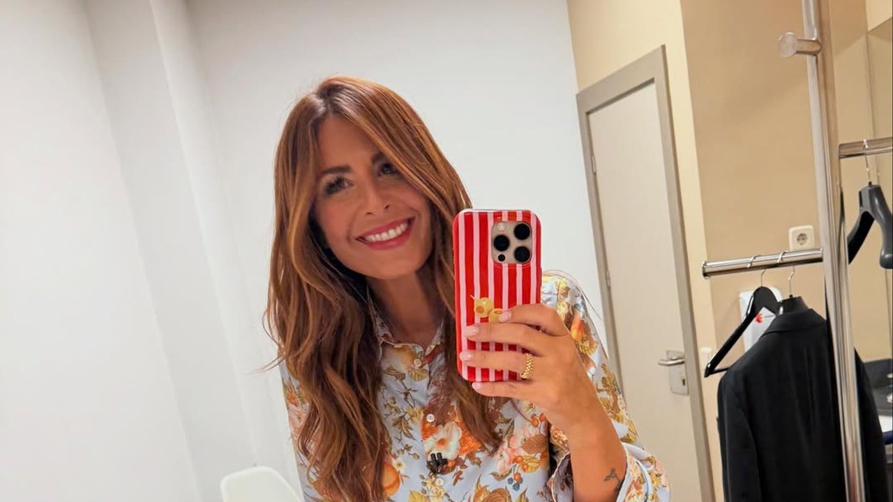 Nuria Roca da la bienvenida al otoño con el look más elegante y cómodo: vaqueros anchos y camisa de seda