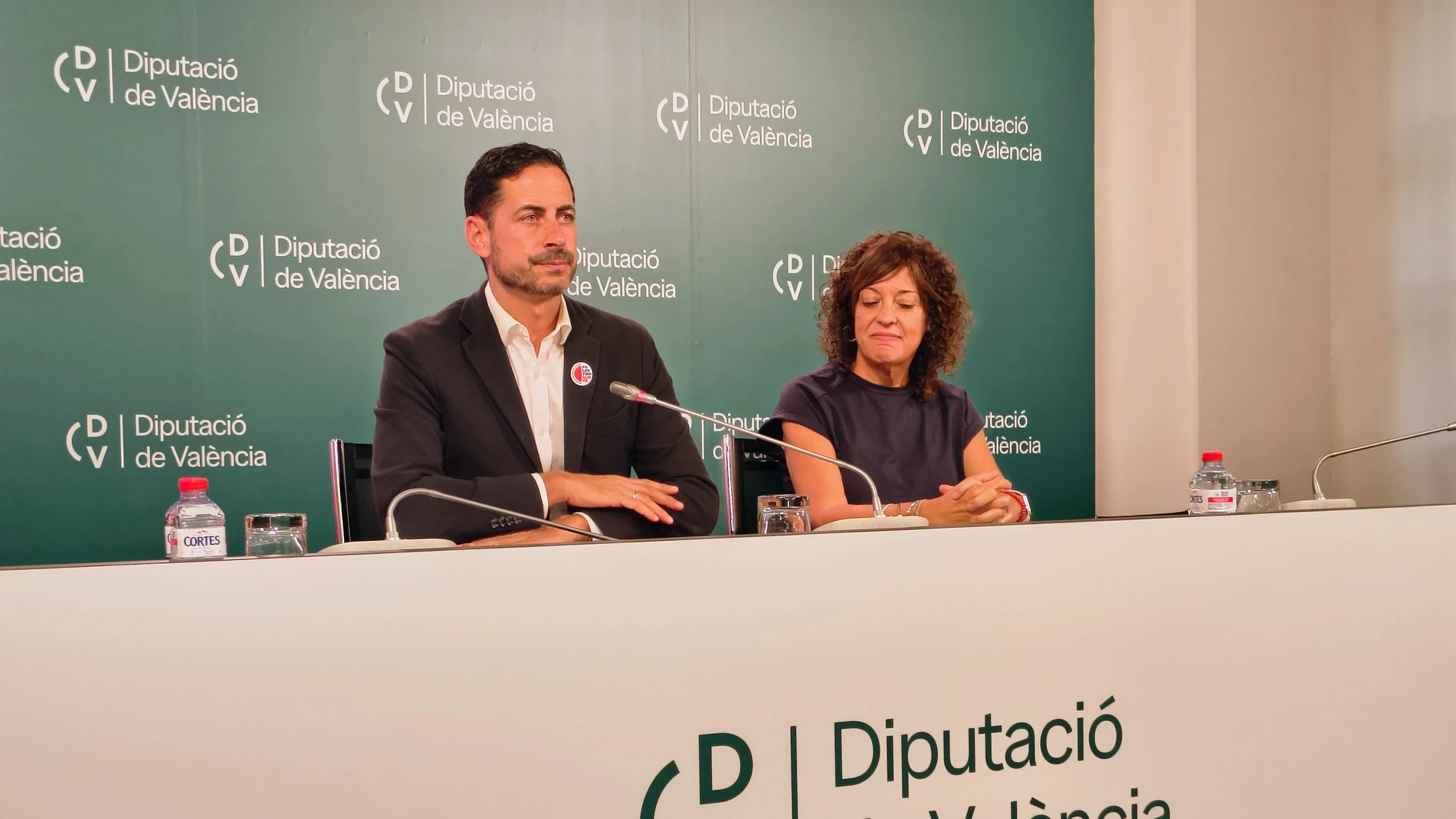El portavoz socialista en la Diputación, Carlos Fernández Bielsa, junto a la portavoz adjunta Neus Garrigues