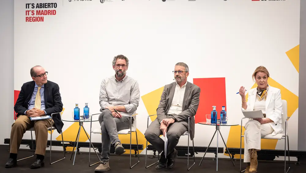 De izquierda a derecha: Óscar López Santos, director general de Evaluación, Calidad e Innovación de la Comunidad de Madrid; Luis Pérez Rodríguez, jefe del Área de Innovación en la Dirección General de Evaluación, Calidad e Innovación de la Consejería de Familia, Juventud y Asuntos Sociales de la Comunidad de Madrid; Isidro Donoso, subdirector de Centros y Plazas de la Comunidad de Madrid; y Celia Rodea, del Área de Servicios y Atención Domiciliaria