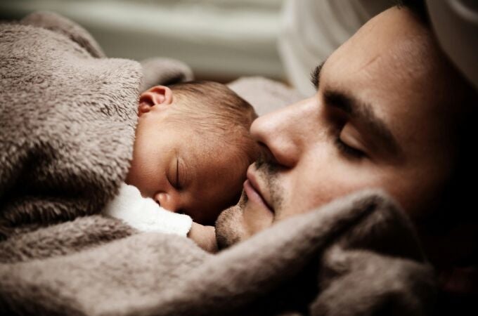 Padre y bebé durmiendo 