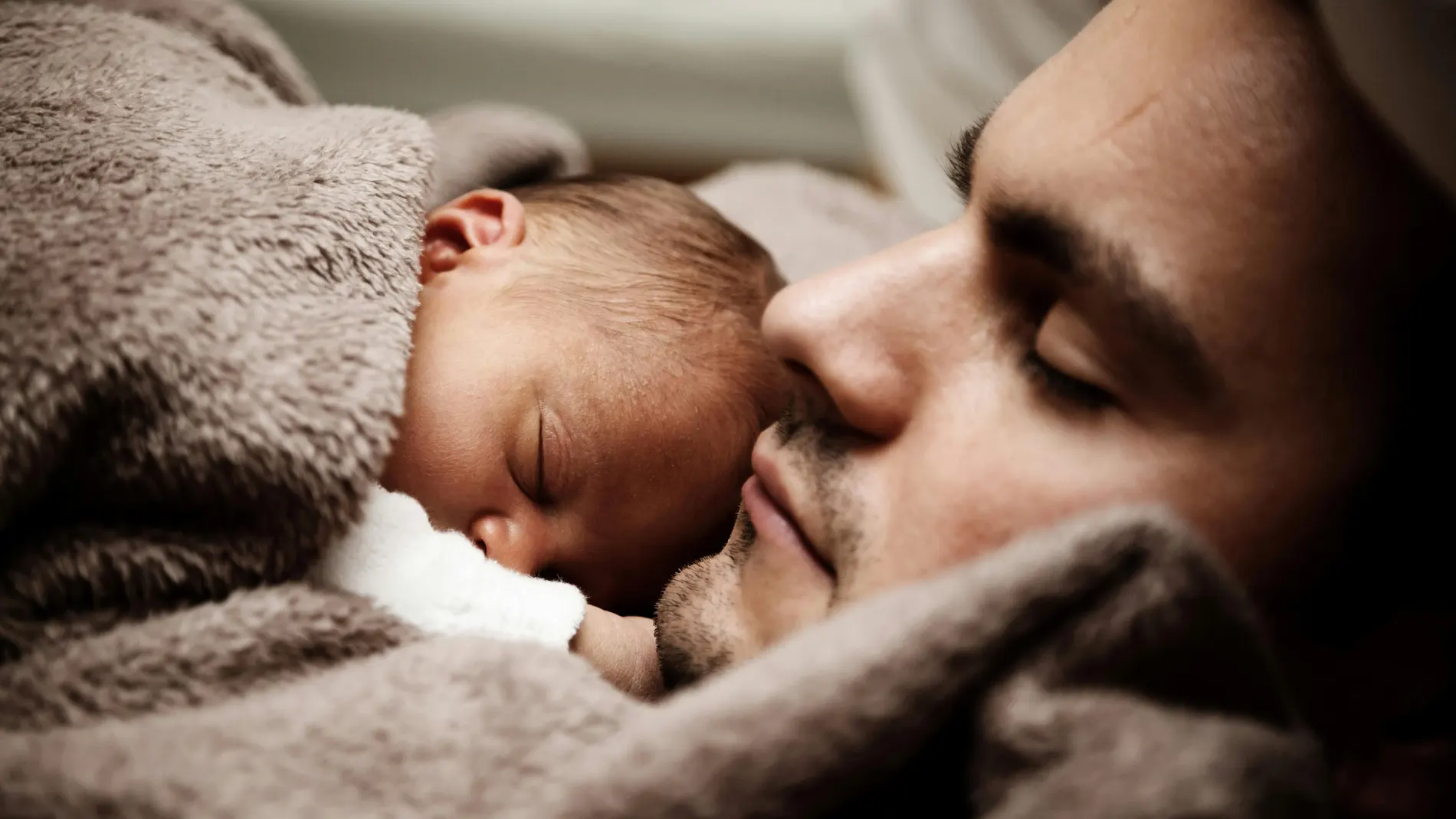 Padre y bebé durmiendo