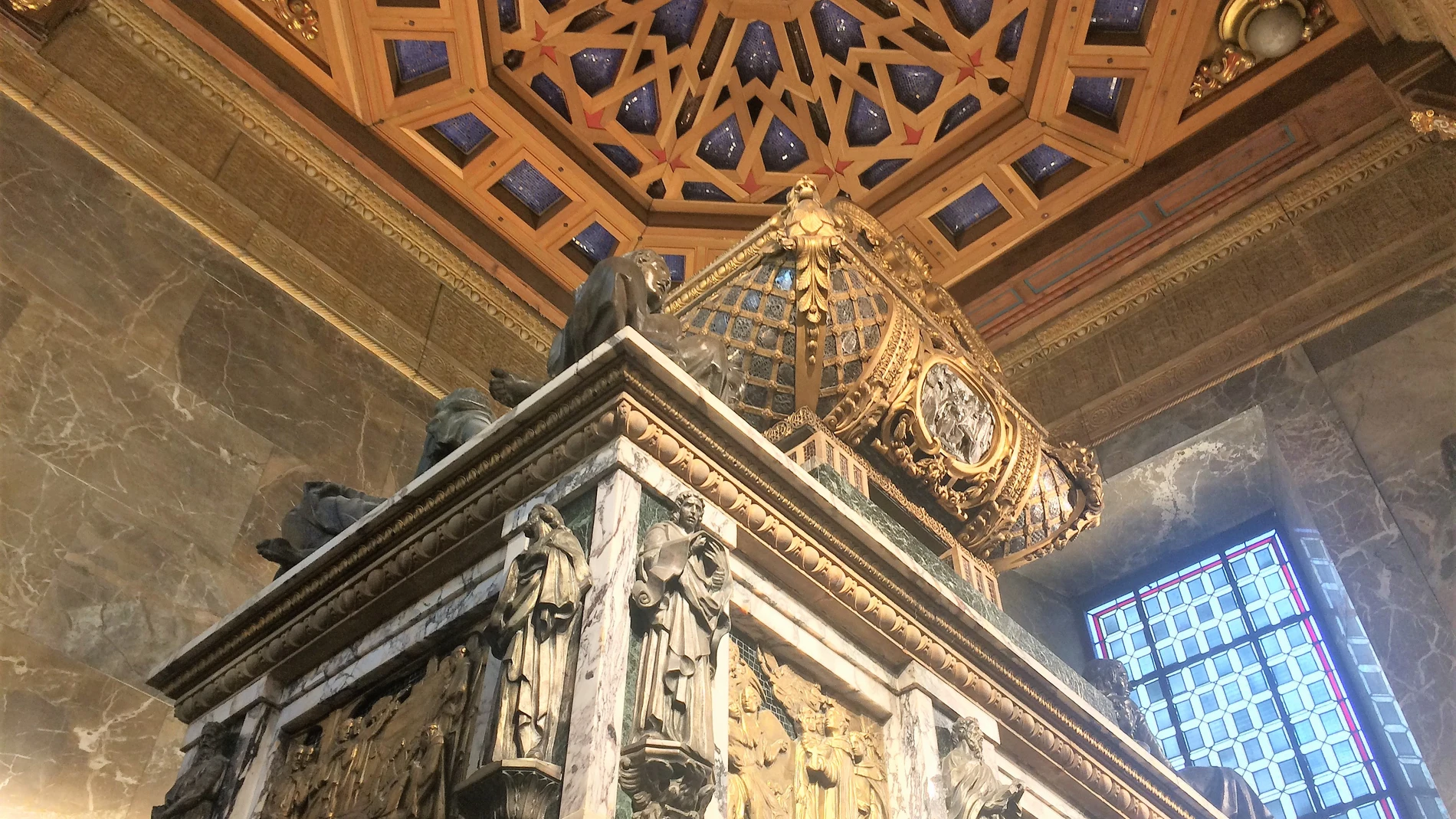 El impresionante sepulcro donde descansa San Juan de la Cruz