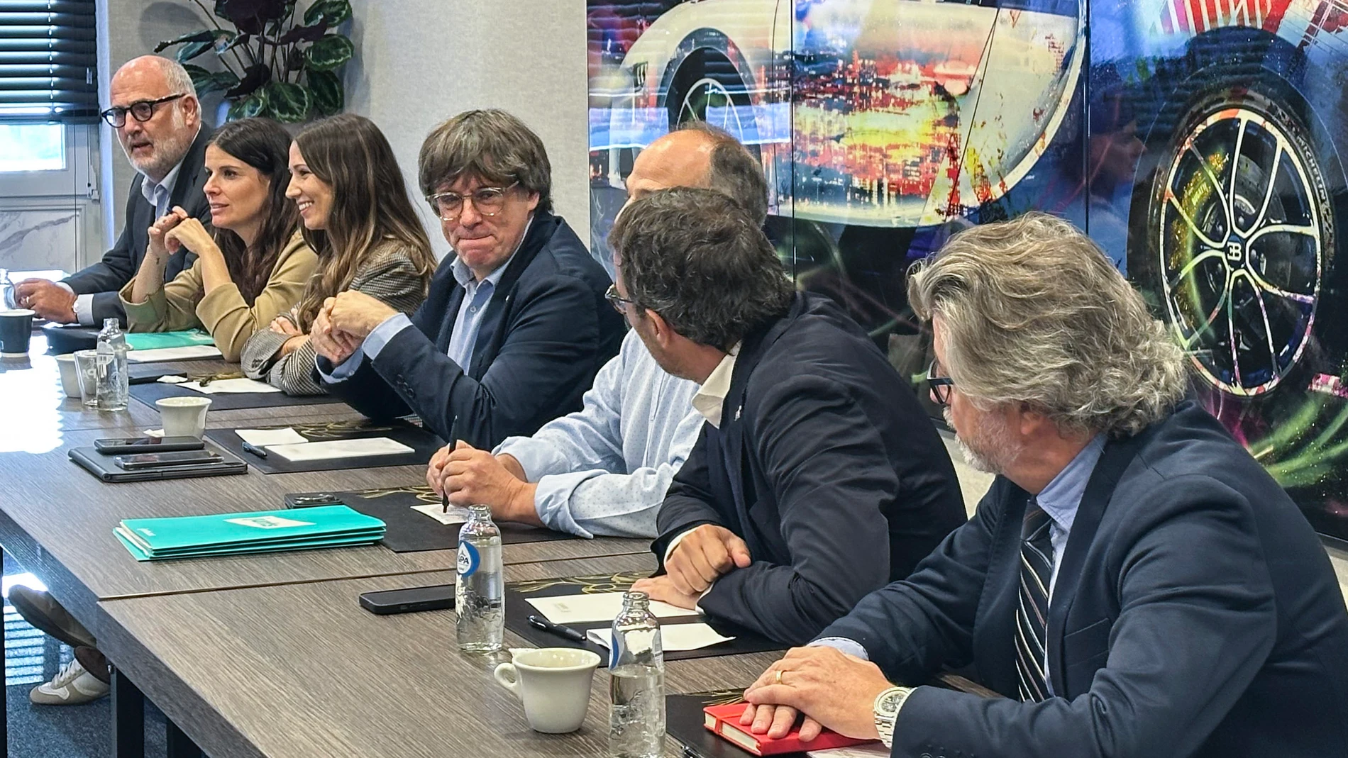 WATERLOO (BÉLGICA), 22/09/2025.- El líder de JxCat, Carles Puigdemont (4i), reúne este lunes a la permanente del partido en Waterloo (Bélgica) tras la reunión mantenida el jueves con el PSOE en la que le trasladó su negativa a apoyar los Presupuestos Generales del Estado si no cumplen los acuerdos que tienen pendientes. EFE/Dani Rovirosa
