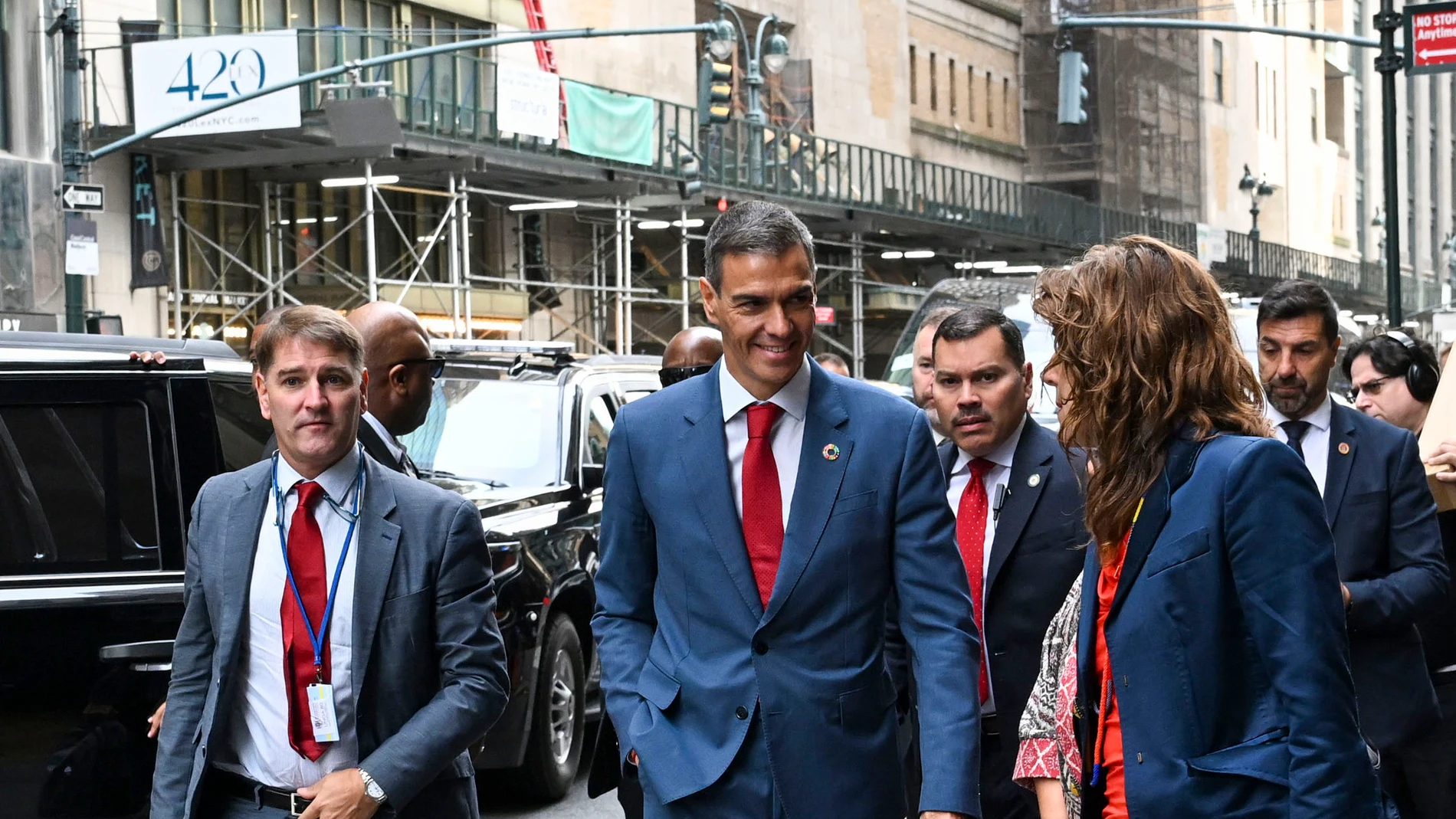 NUEVA YORK, 22/09/2025.- El presidente del Gobierno, Pedro Sánchez, a su llegada al encuentro que ha mantenido con inversores en la Oficina Económica y Comercial de España en Nueva York, este lunes. EEFEE/ Pool Moncloa/Borja Puig de la Bellacasa/SOLO USO EDITORIAL/SOLO DISPONIBLE PARA ILUSTRAR LA NOTICIA QUE ACOMPAÑA (CRÉDITO OBLIGATORIO)