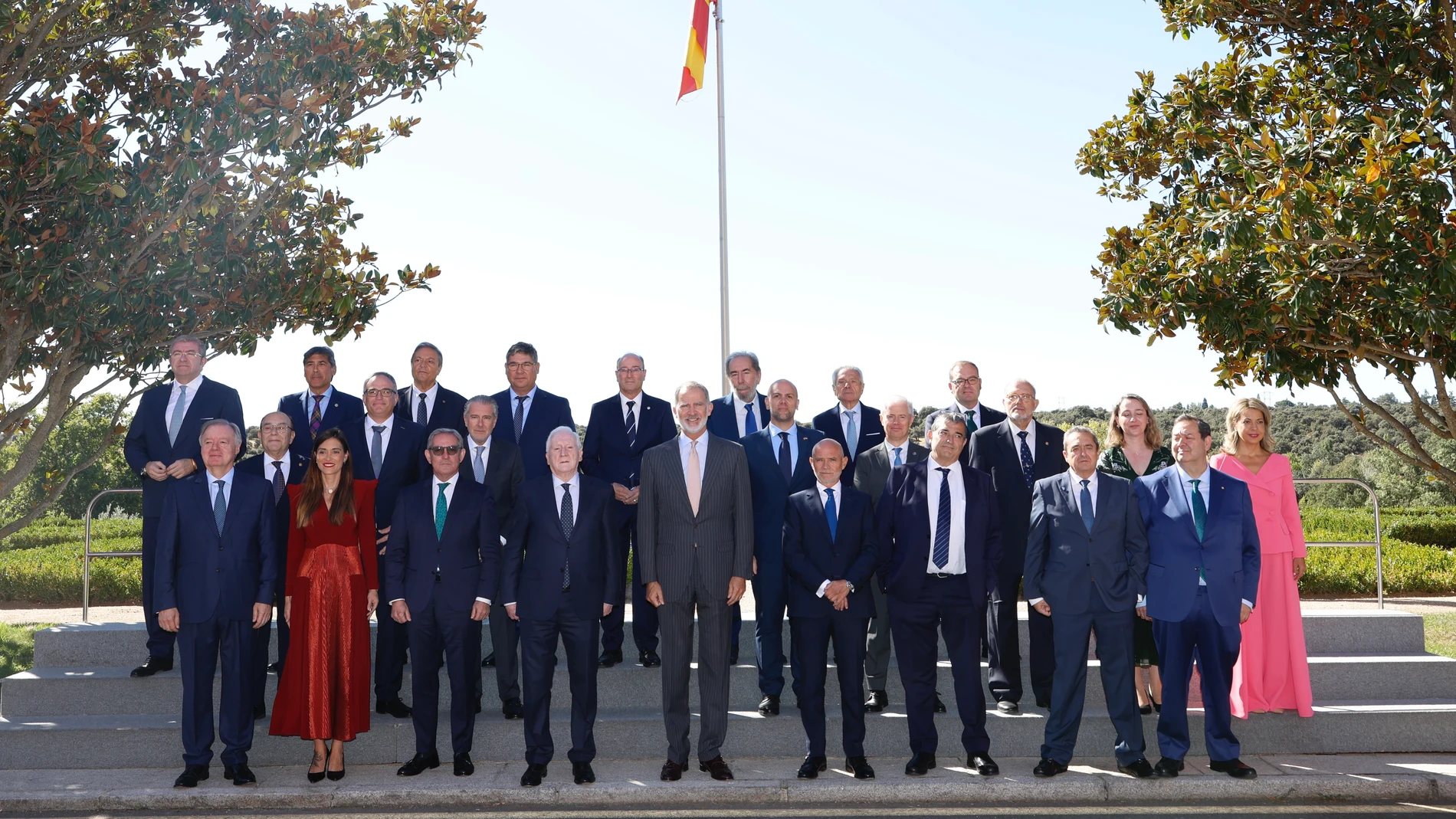 Su Majestad el Rey Don Felipe recibe en audiencia a una representación del Consejo de Cámaras de Comercio de Castilla y León que le entrega la Medalla de Honor de la institución