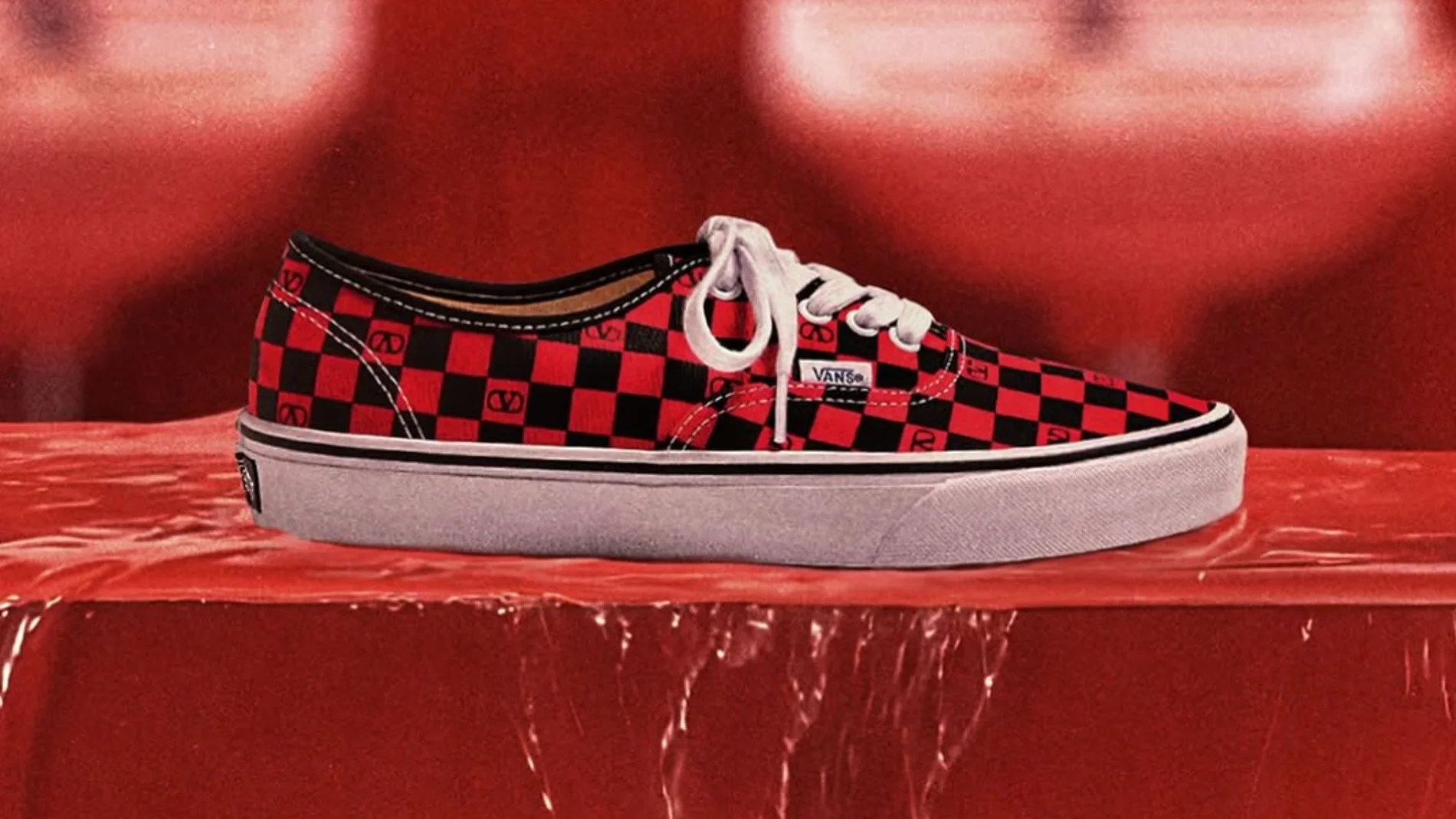 La primera campaña con inteligencia artificial de Valentino revoluciona las zapatillas Vans