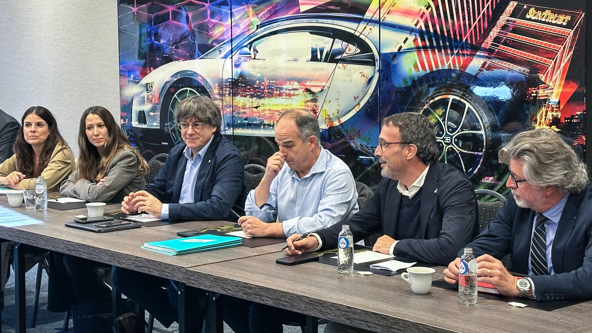 WATERLOO (BÉLGICA), 22/09/2025.- El líder de JxCat, Carles Puigdemont (3i), reúne este lunes a la permanente del partido en Waterloo (Bélgica) tras la reunión mantenida el jueves con el PSOE en la que le trasladó su negativa a apoyar los Presupuestos Generales del Estado si no cumplen los acuerdos que tienen pendientes. EFE/Dani Rovirosa