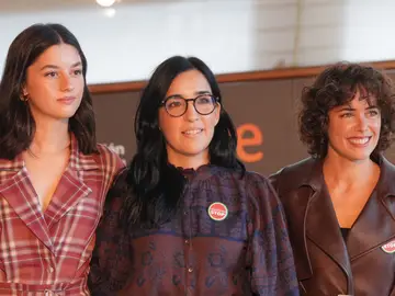 Blanca Soroa, Alauda Ruiz de Azúa y Patricia López Arnaiz (de izda. a dcha.) tras su llegada a Donosti Blanca Soroa, Alauda Ruiz de Azúa y Patricia López Arnaiz (de izda. a dcha.) tras su llegada a Donosti
