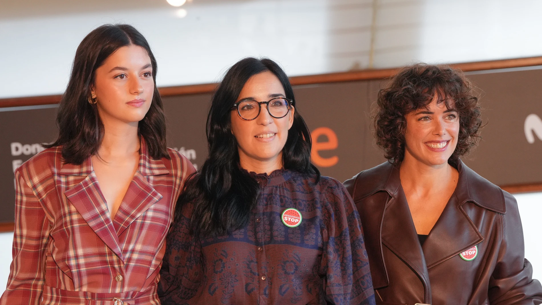 Blanca Soroa, Alauda Ruiz de Azúa y Patricia López Arnaiz (de izda. a dcha.) tras su llegada a Donosti
