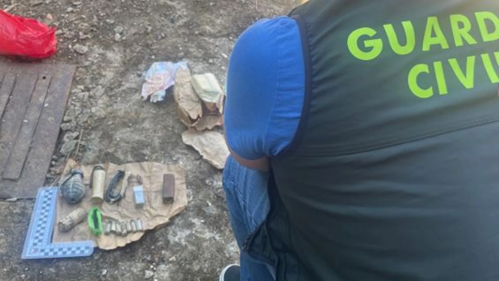 Un agente de la guardia civil con los objetos encontrados