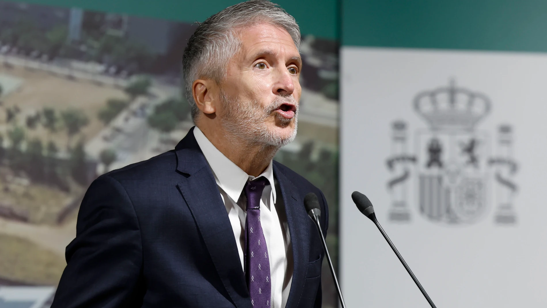 ZARAGOZA, 22/09/2025.- El ministro del Interior, Fernando Grande-Marlaska, inaugura el nuevo acuartelamiento de la Guardia Civil en Zaragoza, que albergará la sede de la Comandancia, una obra incluida en el Plan de Infraestructuras de la Seguridad del Estado que ha contado con una inversión de 36 millones de euros. EFE/ Javier Cebollada