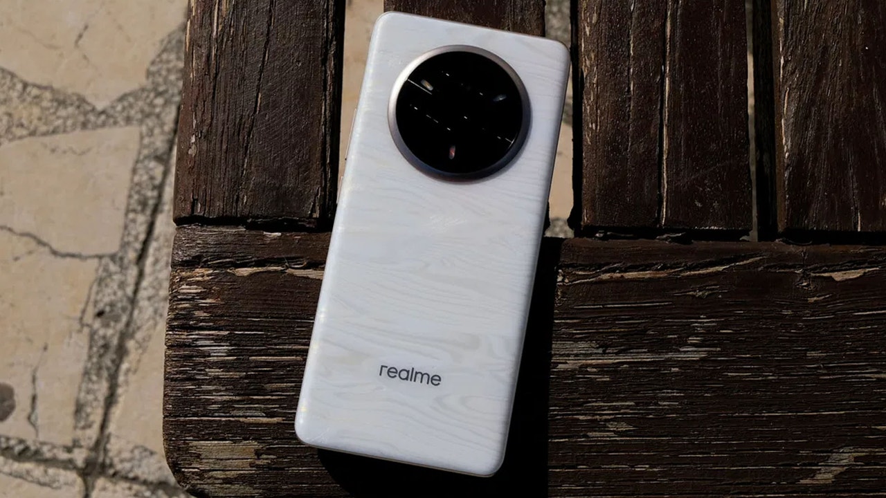 Más barato que nunca este teléfono realme con una trasera que cambia de color, 512 GB y batería para 2 días
