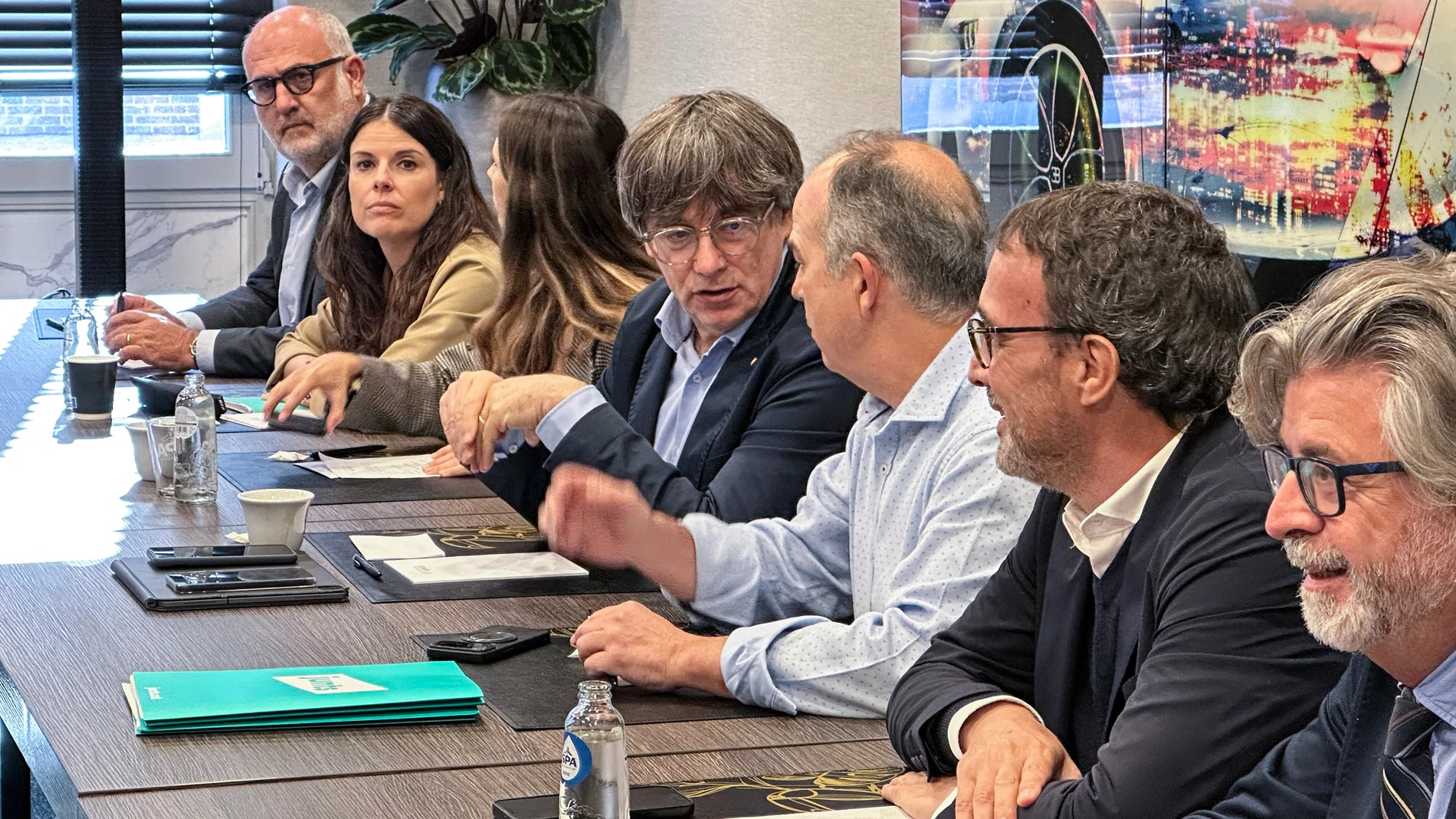 WATERLOO (BÉLGICA), 22/09/2025.- El líder de JxCat, Carles Puigdemont (4i), reúne a la permanente del partido en Waterloo (Bélgica) tras la reunión mantenida el jueves con el PSOE en la que le trasladó su negativa a apoyar los Presupuestos Generales del Estado si no cumplen los acuerdos que tienen pendientes. EFE/Dani Rovirosa