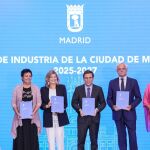 Engracia Hidalgo, José Luis Martínez-Almeida y Miguel Garrido, junto a representantes sindicales, tras la firma del acuerdo
