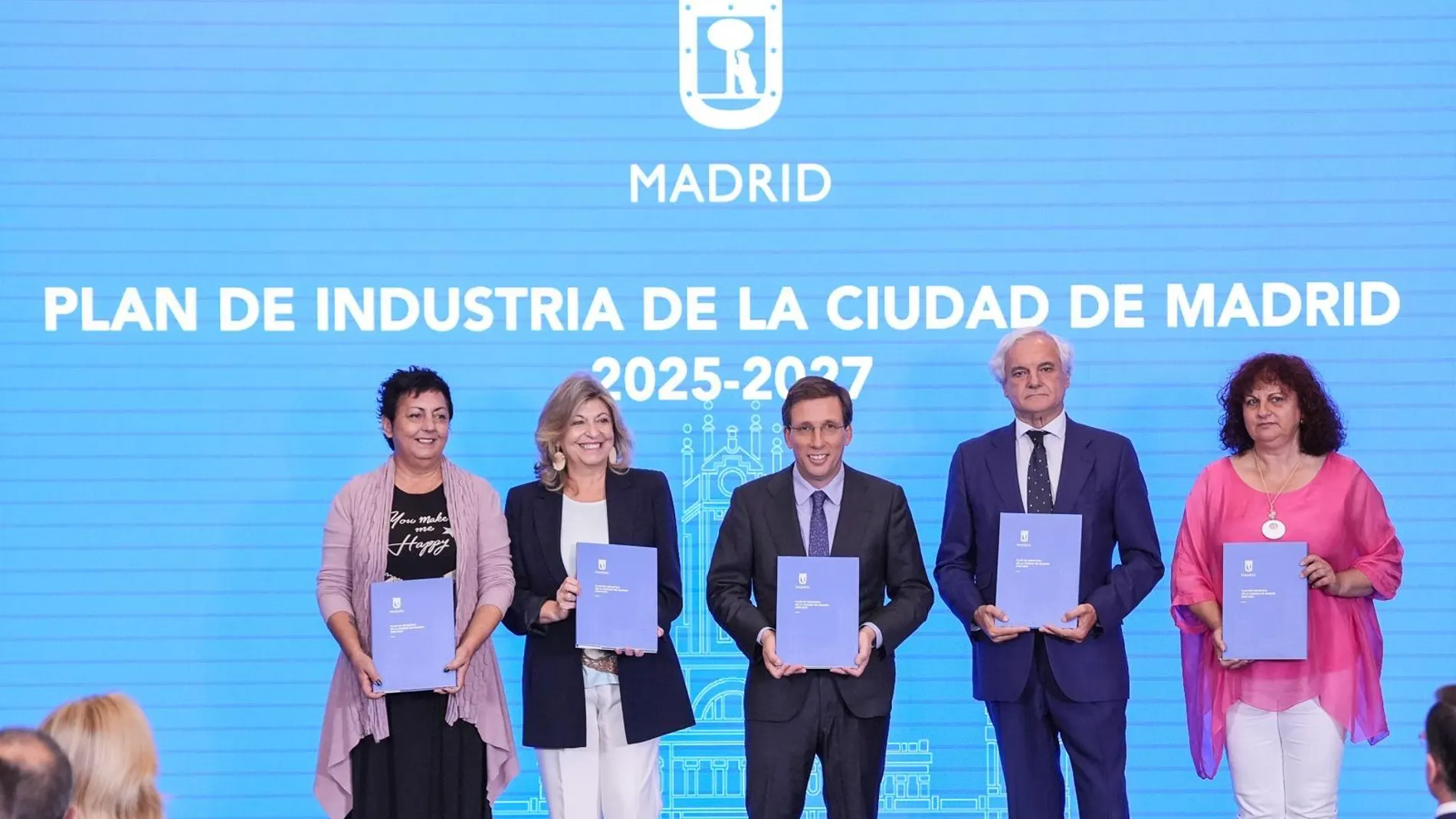 Engracia Hidalgo, José Luis Martínez-Almeida y Miguel Garrido, junto a representantes sindicales, tras la firma del acuerdo