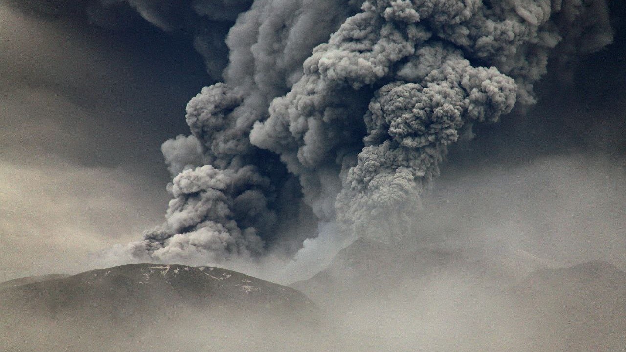 El volcán ruso Shiveluch entra en erupción y expulsa una columna de cenizas a cinco kilómetros sobre el nivel del mar