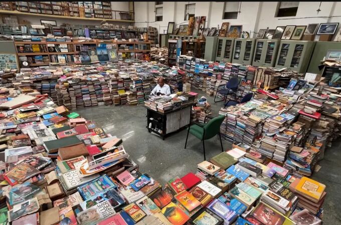 Anke Gowda y su colección de libros