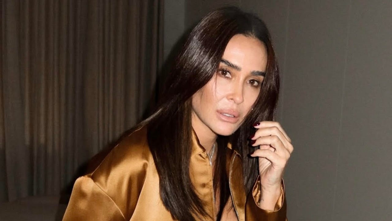 Vicky Martín Berrocal conquista con un look satinado de Mango que parece un vestido pero son dos piezas