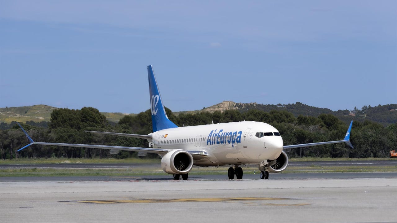 Un niño de 13 años se cuela en un avión por curiosidad y vuela dos horas sin billete ni supervisión: lo encuentran caminando por la pista