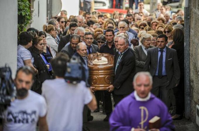 Vecinos de Pazos en el último adiós a la mujer asesinada