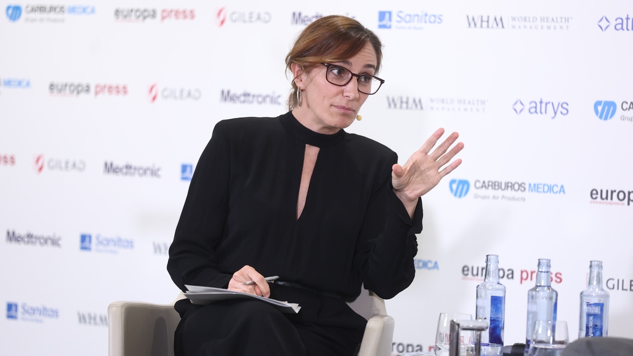 Mónica García sugiere a los médicos que presenten su estatuto "como una proposición de ley o una iniciativa legislativa popular"