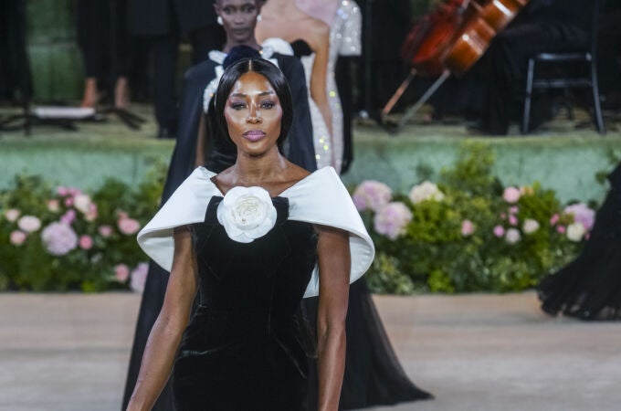Naomi Campbell en el desfile de Richard Quinn.