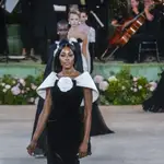 Naomi Campbell en el desfile de Richard Quinn.