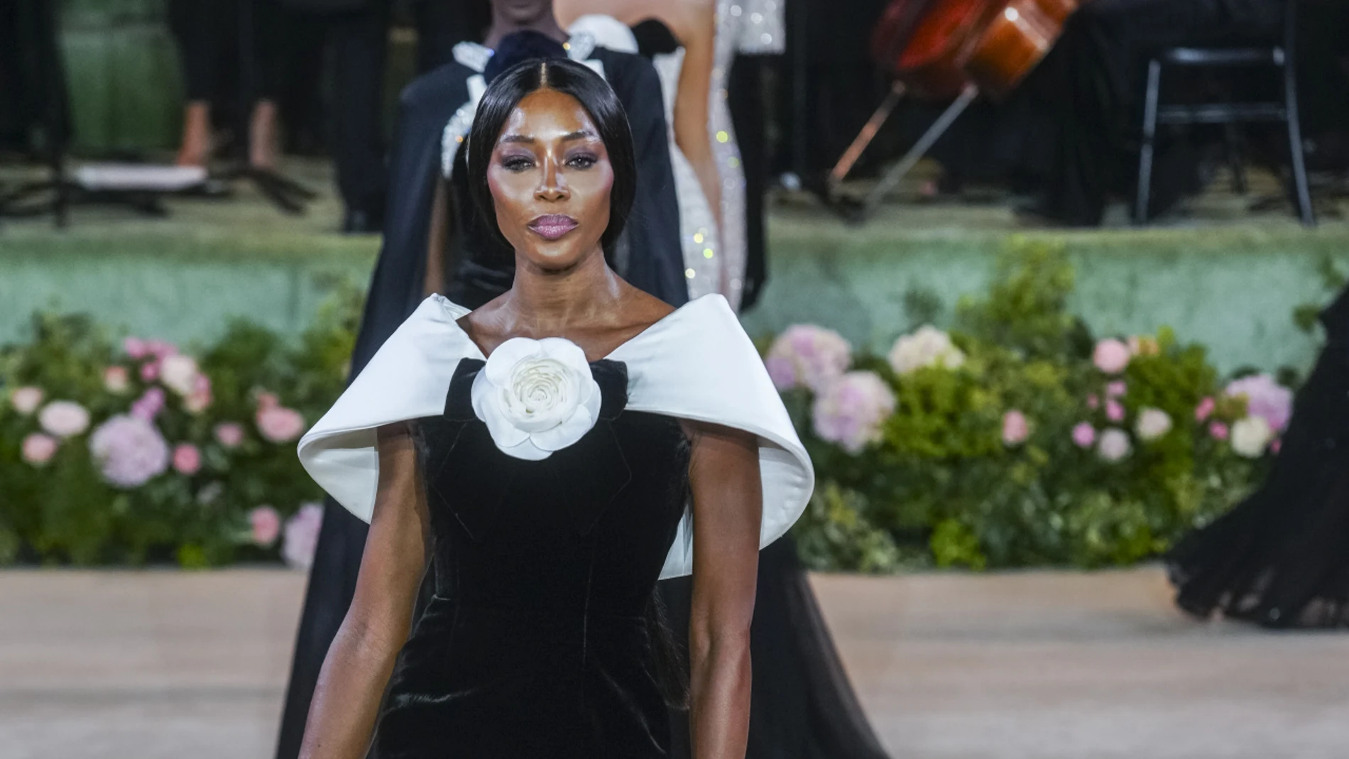Naomi Campbell en el desfile de Richard Quinn.