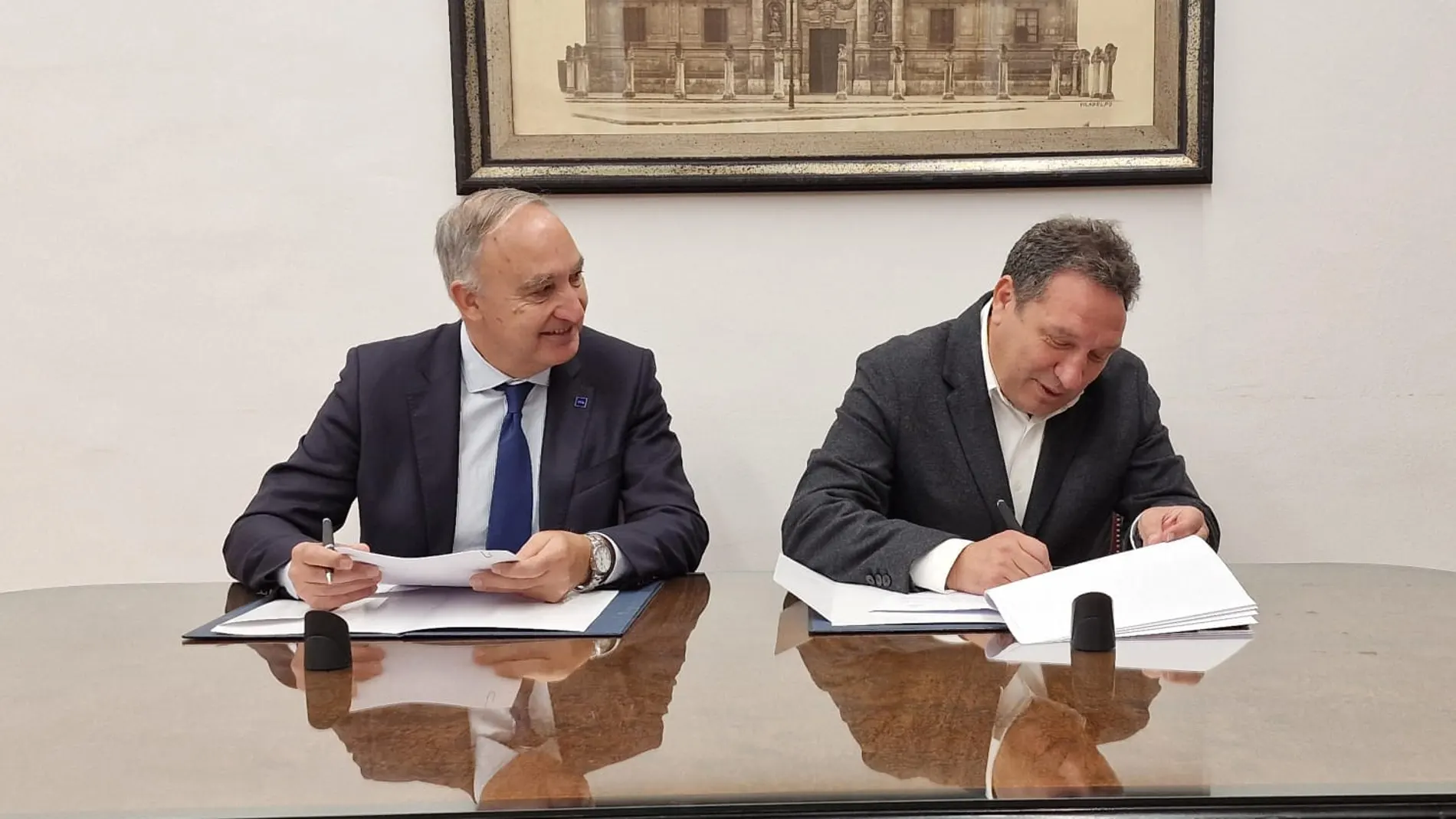 Antonio Largo durante la firma del convenio con Eusebio Sacristán