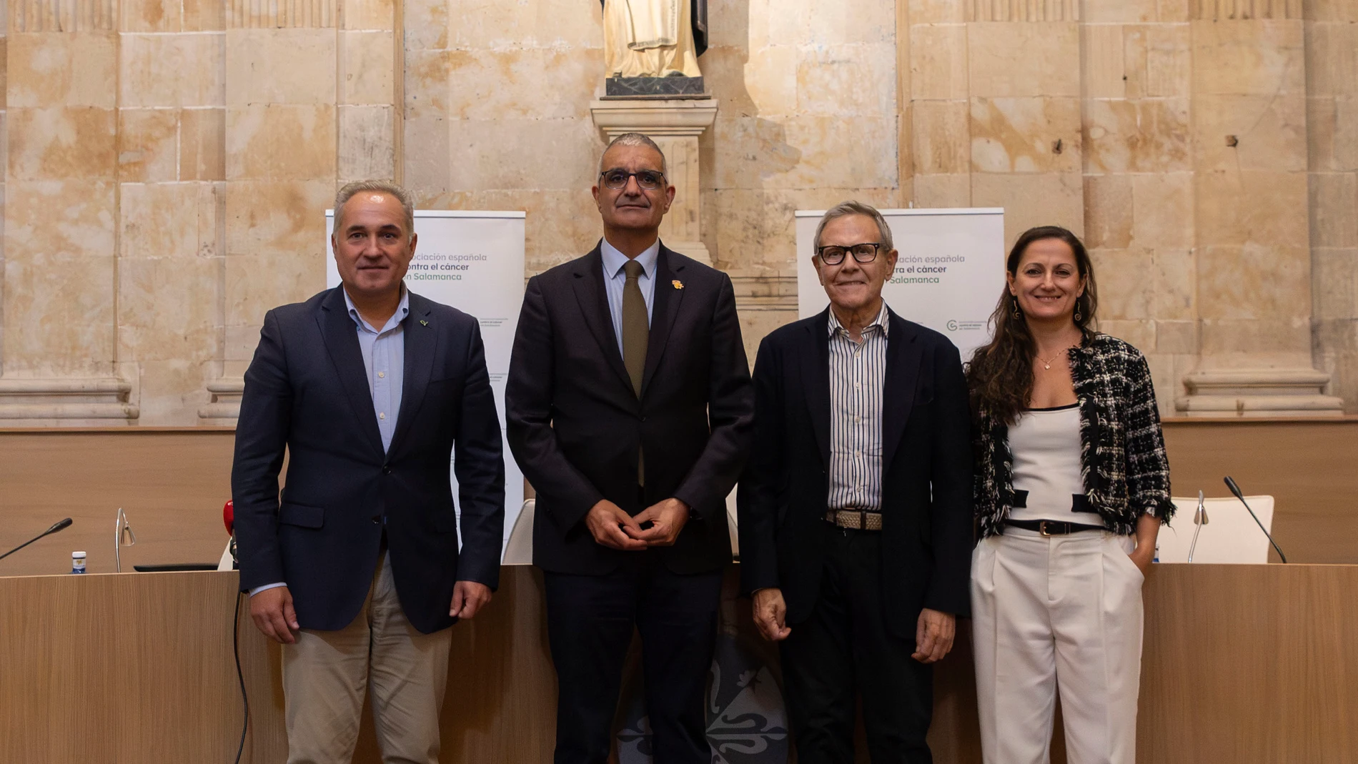 Presentación del World Cancer Research Day que se celebra en Salamanca el 23 de septiembre, a cargo del presidente nacional de la Asociación Española contra el Cáncer (AECC), Ramón Reyes; el presidente de la AECC de Salamanca, Ángel Losada, y el director del Centro de Investigación del Cáncer, Xosé Bustelo.