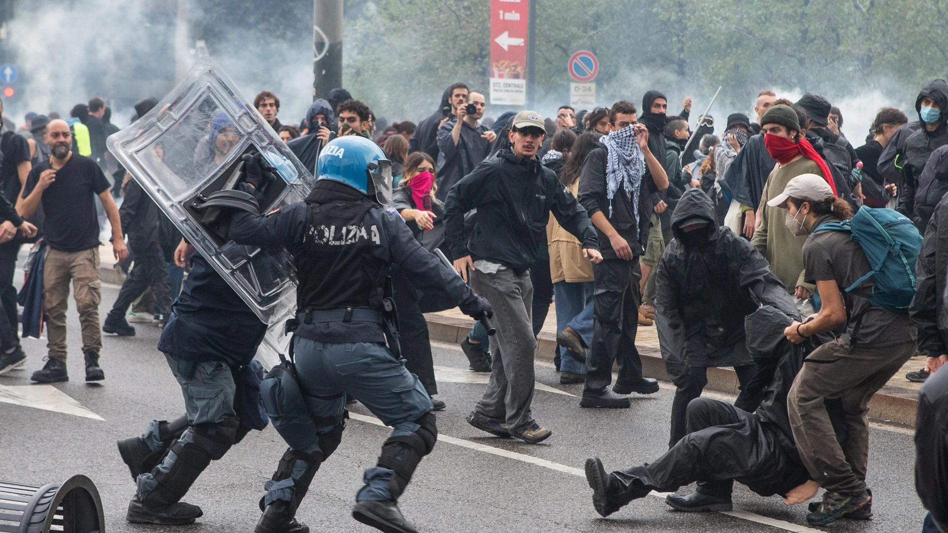 Milan (Italy), 22/09/2025.- Protesters and policemen clash at Milan's Central Station during a protest as part of the nationwide strike with the slogan 'Let's Block Everything' in solidarity with Palestinians in Gaza and call for a halt to arms shipments to Israel, in Milan, Italy, 22 September 2025. (Protestas, Italia) EFE/EPA/DAVIDE CANELLA