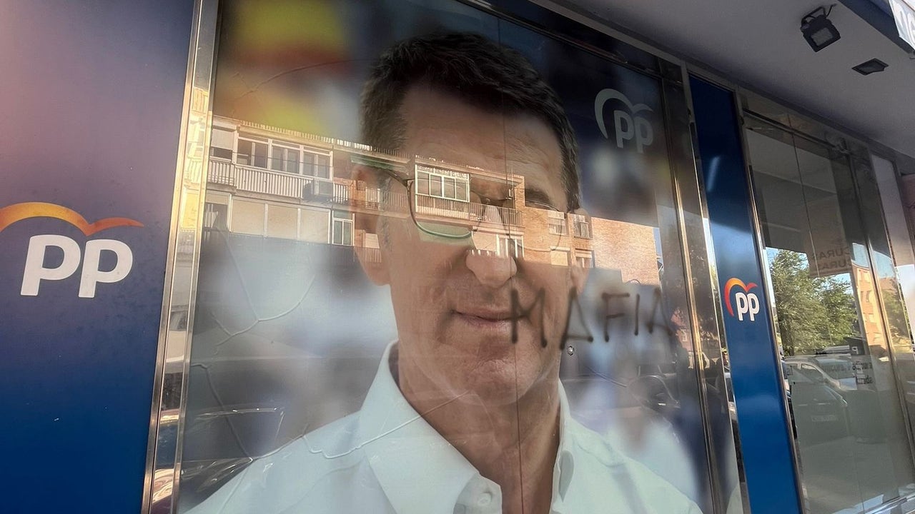 Vandalismo en la sede del PP en Toledo: rompen cristales y pintan una esvástica sobre la cara de Feijóo