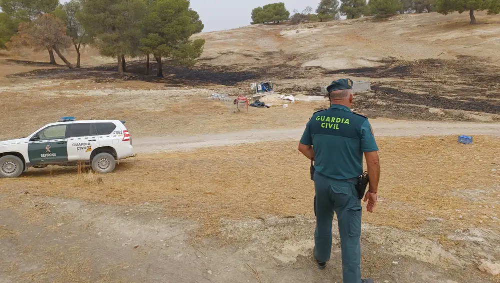 Agente de la Guardia Civil en tareas de investigación en la zona afectada por el incendio de Benamaurel y Castilléjar, en el norte de la provincia de Granada