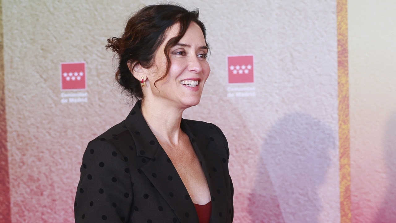 Isabel Díaz Ayuso conquista las tendencias con un traje de lunares en los Premios de Cultura 2025